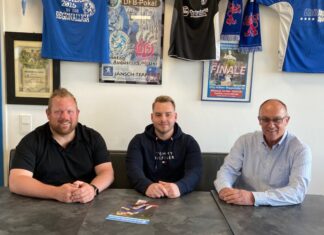 Andre Adomat, Sportlicher Leiter Damen und Jugendfußball; Kevin Klein, neuer Trainer der Ersten Damen, und Lars Glindemann, 2. Vorsitzender SSVg. Foto: SSVg Velbert