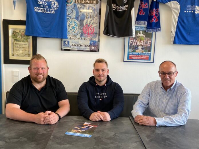 Andre Adomat, Sportlicher Leiter Damen und Jugendfußball; Kevin Klein, neuer Trainer der Ersten Damen, und Lars Glindemann, 2. Vorsitzender SSVg. Foto: SSVg Velbert Andre Adomat, Sportlicher Leiter Damen und Jugendfußball; Kevin Klein, neuer Trainer der Ersten Damen, und Lars Glindemann, 2. Vorsitzender SSVg. Foto: SSVg Velbert