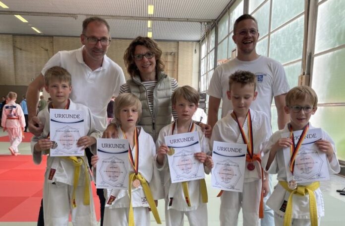Das Trainerteam mit dem stolzen Judo-Nachwuchs. Foto: TBW/privat