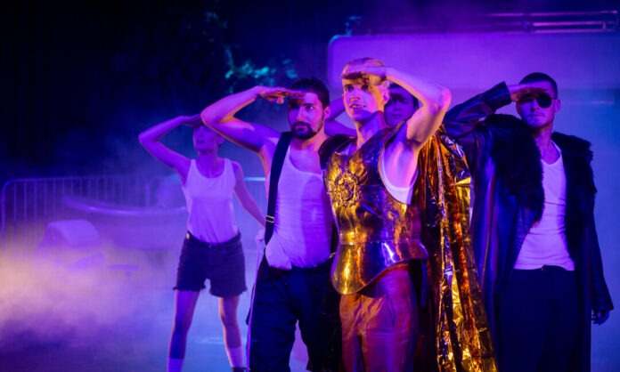 Es spielen Maya Ela Aras, Philipp Budak, Jule Fellerhoff, Alyson Hille, Leander Kemperdick, Moritz Kettelmann, Pepe Martin, Ella Müller, Remus Remy, Raphael Ritz, Marei Kajsa Schleussinger und Madeleine Sophie Wörheide. Foto: Wolf Sondermann