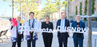 Generalkonsul Yoshitaka Tsunoda , Takao Hariya (Präsident japanische Clubs), stellv. Ministerpräsidentin NRW Mona Neubaur, OB Stephan Keller und Michael Brill (d.live) stellten das Programm vor. Foto: Landeshauptstadt Düsseldorf/ Michael Gstettenbauer