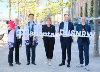 Generalkonsul Yoshitaka Tsunoda , Takao Hariya (Präsident japanische Clubs), stellv. Ministerpräsidentin NRW Mona Neubaur, OB Stephan Keller und Michael Brill (d.live) stellten das Programm vor. Foto: Landeshauptstadt Düsseldorf/ Michael Gstettenbauer