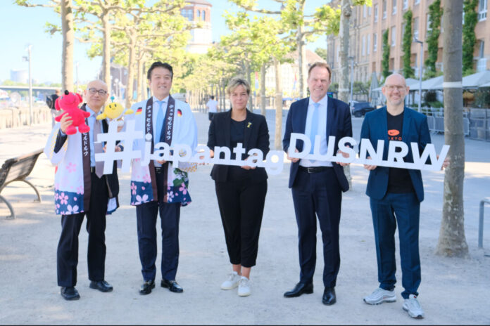 Japan-Tag-Duesseldorf-NRW-2025-1 Generalkonsul Yoshitaka Tsunoda , Takao Hariya (Präsident japanische Clubs), stellv. Ministerpräsidentin NRW Mona Neubaur, OB Stephan Keller und Michael Brill (d.live) stellten das Programm vor. Foto: Landeshauptstadt Düsseldorf/ Michael Gstettenbauer