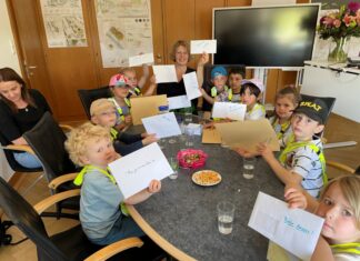 Jede Menge Post hatten die Jungen und Mädchen der AWO-Kita für Bürgermeisterin Sandra Pietschmann mitgebracht. Foto: Kreisstadt Mettmann