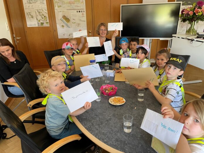 Kita-Kinder bei Bürgermeisterin Sandra Pietschmann Jede Menge Post hatten die Jungen und Mädchen der AWO-Kita für Bürgermeisterin Sandra Pietschmann mitgebracht. Foto: Kreisstadt Mettmann
