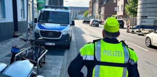 Die Polizei kontrollierte im Rahmen von "Projekt Korrekt" auch die Einhaltung des Mindestabstands beim Überholen von Radfahrern - so wie hier in Langenfeld. Foto: Polizei