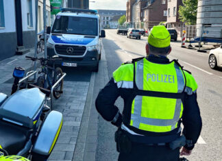 Die Polizei kontrollierte im Rahmen von "Projekt Korrekt" auch die Einhaltung des Mindestabstands beim Überholen von Radfahrern - so wie hier in Langenfeld. Foto: Polizei