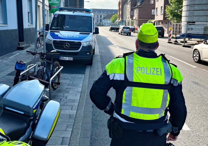 Die Polizei kontrollierte im Rahmen von "Projekt Korrekt" auch die Einhaltung des Mindestabstands beim Überholen von Radfahrern - so wie hier in Langenfeld. Foto: Polizei