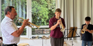 Lehrer und Schüler spielten gemeinsam. Foto: Caritas