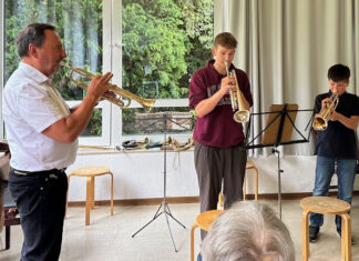 Lehrer und Schüler spielten gemeinsam. Foto: Caritas