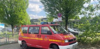 Mit dem Transporter, der an der Willettstraße stationiert ist, können die ehrenamtlichen Feuerwehrleute, die bei der Polizei und im Krisenzentrum des Kreises Mettmann beschäftigt sind, im Einsatzfall zur Wache Laubacher Straße fahren. Foto: Feuerwehr Mettmann