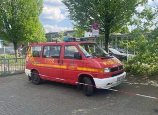 Mit dem Transporter, der an der Willettstraße stationiert ist, können die ehrenamtlichen Feuerwehrleute, die bei der Polizei und im Krisenzentrum des Kreises Mettmann beschäftigt sind, im Einsatzfall zur Wache Laubacher Straße fahren. Foto: Feuerwehr Mettmann