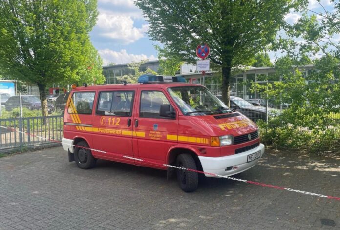 Mit dem Transporter, der an der Willettstraße stationiert ist, können die ehrenamtlichen Feuerwehrleute, die bei der Polizei und im Krisenzentrum des Kreises Mettmann beschäftigt sind, im Einsatzfall zur Wache Laubacher Straße fahren. Foto: Feuerwehr Mettmann