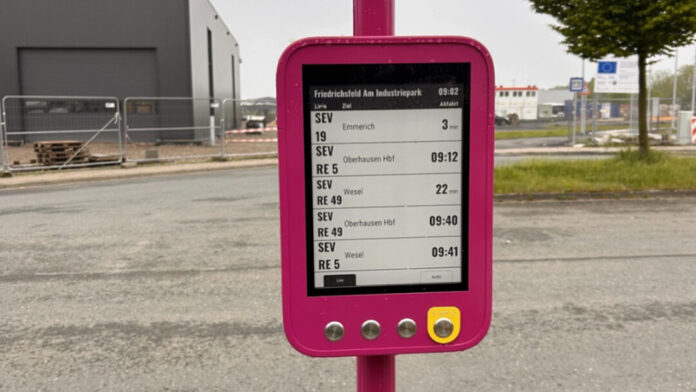 Mobile Haltestelle Solche Info-Aufsteller sollen einen reibungsloseren Ablauf sicherstellen, wenn Ersatzbusse zum Einsatz kommen. Foto: BVR Busverkehr Rheinland GmbH/VRR