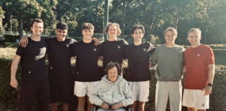 Schritt zwei von sechs ist geschafft: Mit dem zweiten Sieg von sechs Partien in der Saison, sind die 1. NBV-Herren ihrem Aufstiegsziel ein Stück näher gekommen. Von links nach rechts: NBV-Vorsitzender und Coach Tom Schönenberg, Ilian Mechbal, Mika Berghaus, Matthieu Wehner, Maximilian Jacob, Juuriaan Bol und Fyn Franke. Unterstützung gab es von der Oma (vorne) von Matthieu Wehner. Foto: NBV