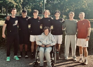 Schritt zwei von sechs ist geschafft: Mit dem zweiten Sieg von sechs Partien in der Saison, sind die 1. NBV-Herren ihrem Aufstiegsziel ein Stück näher gekommen. Von links nach rechts: NBV-Vorsitzender und Coach Tom Schönenberg, Ilian Mechbal, Mika Berghaus, Matthieu Wehner, Maximilian Jacob, Juuriaan Bol und Fyn Franke. Unterstützung gab es von der Oma (vorne) von Matthieu Wehner. Foto: NBV
