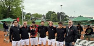 Die 1. NBV-Herren legen zum Saisonauftakt einen 9:0 Kantersieg auf die Asche: Von links nach rechts: Maximilian Jacob, Fyn Franke, Ilian Mechbal, Tim van den Dijssel, Matthieu Wehner, Mika Berghaus und Coach Detlev Irmler. Foto: NBV