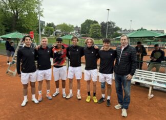 Die 1. NBV-Herren legen zum Saisonauftakt einen 9:0 Kantersieg auf die Asche: Von links nach rechts: Maximilian Jacob, Fyn Franke, Ilian Mechbal, Tim van den Dijssel, Matthieu Wehner, Mika Berghaus und Coach Detlev Irmler. Foto: NBV