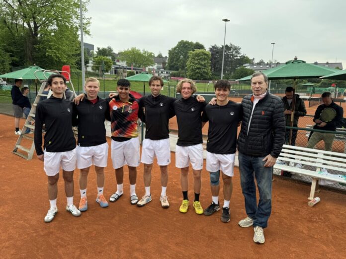 Die 1. NBV-Herren legen zum Saisonauftakt einen 9:0 Kantersieg auf die Asche: Von links nach rechts: Maximilian Jacob, Fyn Franke, Ilian Mechbal, Tim van den Dijssel, Matthieu Wehner, Mika Berghaus und Coach Detlev Irmler. Foto: NBV
