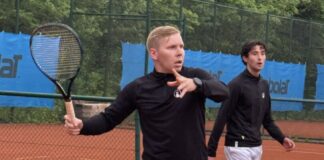 Fyn Franke (vorne im Bild, dahinter Maximilian Jacob), Mannschaftsführer der 1. Herren des Netzballvereins freut sich über den nächsten erfolgreichen Schritt zum möglichen Aufstieg in die 1. Verbandsliga. Foto: NBV/privat