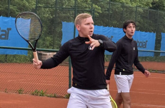 Fyn Franke (vorne im Bild, dahinter Maximilian Jacob), Mannschaftsführer der 1. Herren des Netzballvereins freut sich über den nächsten erfolgreichen Schritt zum möglichen Aufstieg in die 1. Verbandsliga. Foto: NBV/privat