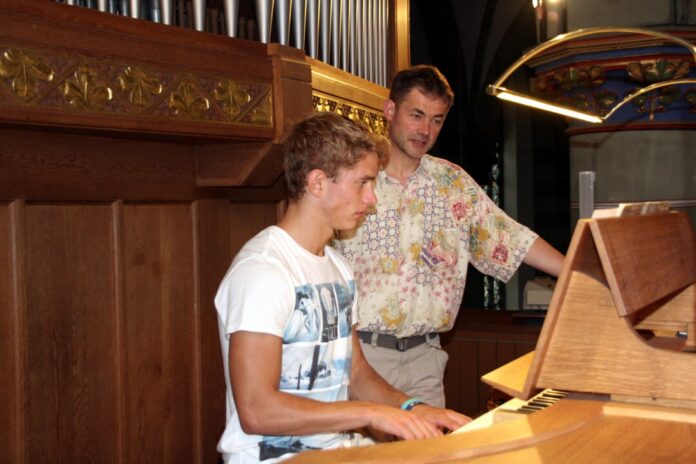 Orgelunterricht in St. Lambertus. Foto: Matthias Röttger