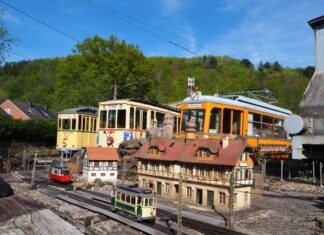 Auf dem Betriebshof in der Kohlfurth treffen kleine und große Bahnen aufeinander. Foto: Michael Malicke
