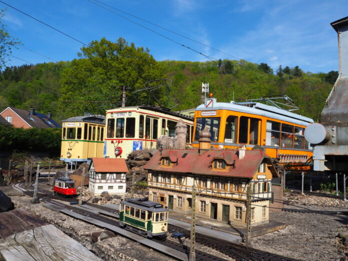 Auf dem Betriebshof in der Kohlfurth treffen kleine und große Bahnen aufeinander. Foto: Michael Malicke Auf dem Betriebshof in der Kohlfurth treffen kleine und große Bahnen aufeinander. Foto: Michael Malicke