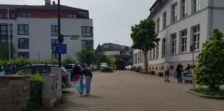 Mit Zangen und Säcken ausgerüstet ging es für die Engagierten durch die Straßen. Foto: privat