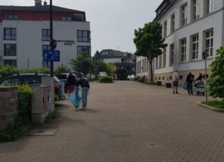 Mit Zangen und Säcken ausgerüstet ging es für die Engagierten durch die Straßen. Foto: privat