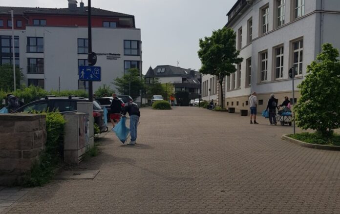 Mit Zangen und Säcken ausgerüstet ging es für die Engagierten durch die Straßen. Foto: privat