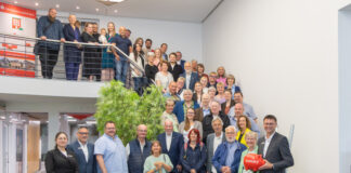 Vertreterinnen und Vertreter der geförderten Vereine und Jesus Lopez (Leiter Velberter Filialen, vorne links) sowie Anette Singscheidt (Spenden und Sponsoring Sparkasse HRV) und Christoph Smolka (Direktor Firmenkunden, beide vorne rechts). Foto: Sparkasse