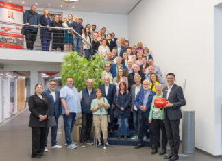 Vertreterinnen und Vertreter der geförderten Vereine und Jesus Lopez (Leiter Velberter Filialen, vorne links) sowie Anette Singscheidt (Spenden und Sponsoring Sparkasse HRV) und Christoph Smolka (Direktor Firmenkunden, beide vorne rechts). Foto: Sparkasse