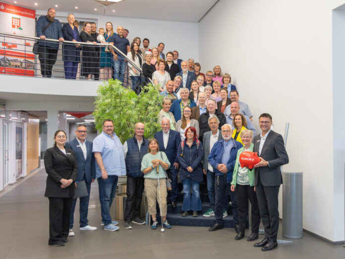 PM 2025_014 PS Zweck Spendenübergabe Velbert Mai 2025 Vertreterinnen und Vertreter der geförderten Vereine und Jesus Lopez (Leiter Velberter Filialen, vorne links) sowie Anette Singscheidt (Spenden und Sponsoring Sparkasse HRV) und Christoph Smolka (Direktor Firmenkunden, beide vorne rechts). Foto: Sparkasse