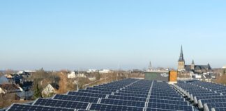 Eine große Photovoltaik-Anlage gibt es auch auf dem Dach des InnenstadtgymnasiumsArchivfoto: Stadt Ratingen