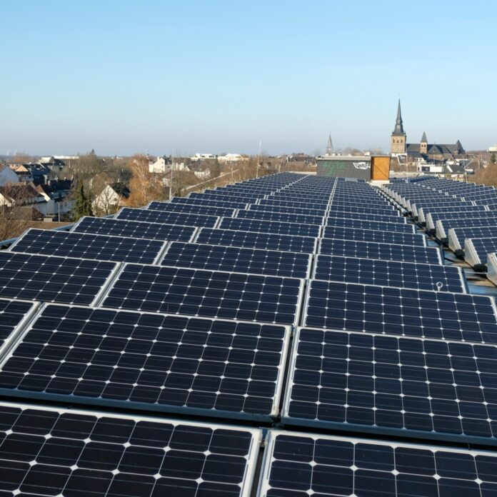 PV-Anlage_Innenstadtgymnasium Eine große Photovoltaik-Anlage gibt es auch auf dem Dach des InnenstadtgymnasiumsArchivfoto: Stadt Ratingen