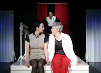 Silvia Munzón López, Thomas Braus und Nora Koenig auf der Bühne. Foto: Anna Schwartz