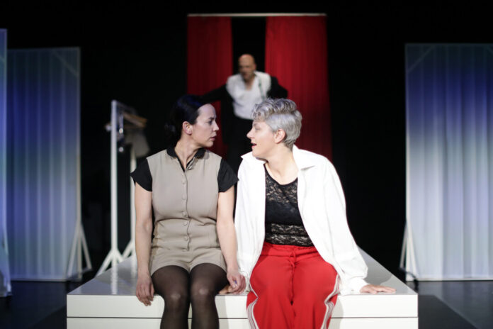 Silvia Munzón López, Thomas Braus und Nora Koenig auf der Bühne. Foto: Anna Schwartz