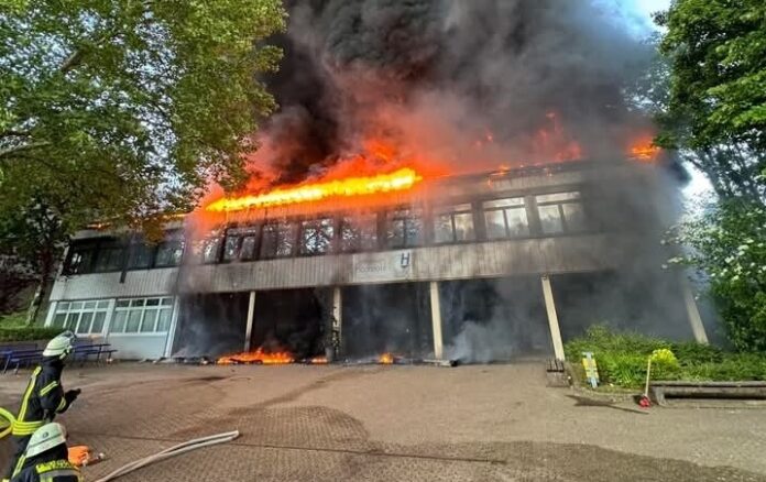 In Erkrath stehen zwei Schulen in Flammen. Foto: Stadt Erkrath