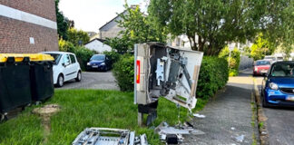 Der Zigarettenautomat nach der Sprengung. Foto: Polizei