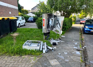 Der Zigarettenautomat nach der Sprengung. Foto: Polizei