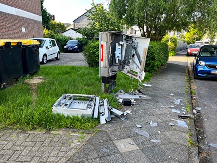 Der Zigarettenautomat nach der Sprengung. Foto: Polizei