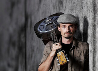 Tim Lothar mit seiner Gitarre , Bild: Ratinger Tragödchen