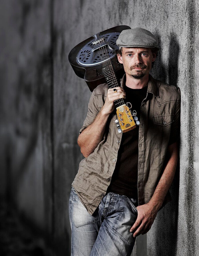 Tim Lothar mit seiner Gitarre , Bild: Ratinger Tragödchen