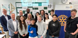 Die Übergabe fang im Gymnasium in Langenberg statt. Foto: privat