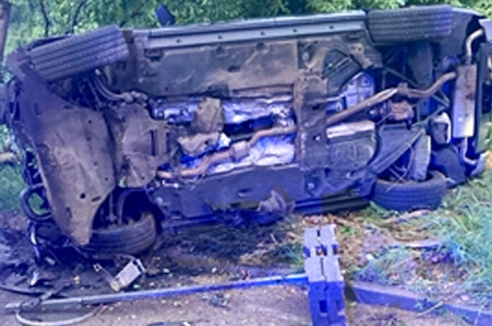 Der Wagen landete auf der Fahrzeugseite. Foto: Polizei