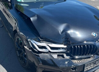 Der BMW stieß frontal in die Seite des VW. Foto: Polizei