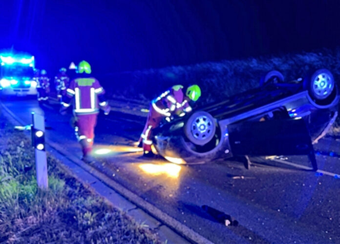 Der Opel Corsa überschlug sich und blieb auf dem Dach liegen.