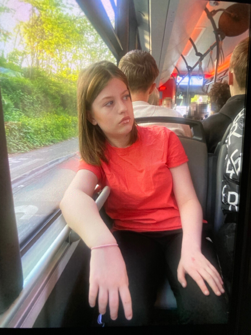 Ylvie S. ist circa 1,60 Meter groß und von schlanker Statur. Sie hat lange dunkelblonde Haare, die zu einem Dutt gebunden sein könnten und ist vermutlich stark geschminkt. Sie soll komplett schwarz gekleidet sein und einen Rucksack mit sich führen. Foto: Polizei