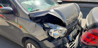 Bei dem Zusammenstoß wurden beide Autos erheblich beschädigt. Foto: Polizei